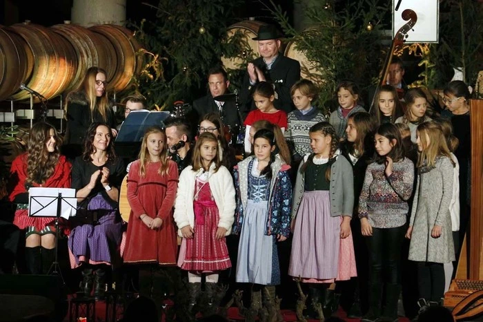 der Kinder- und Jugendchor unter der Leitung vom Sonja Lutz...