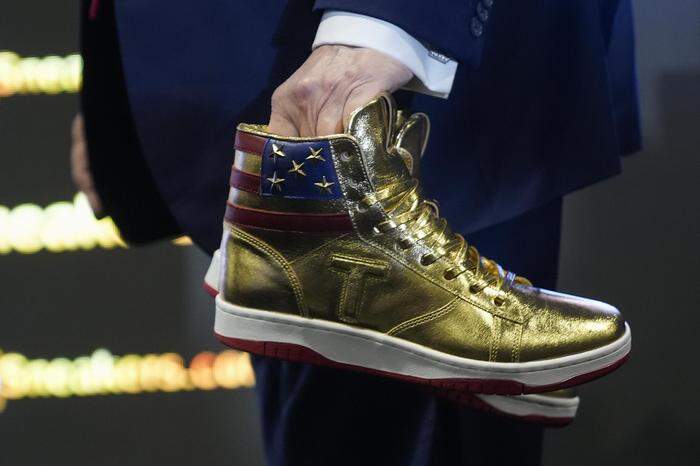Auf dem goldenen Schuh ist die US-Flagge abgebildet