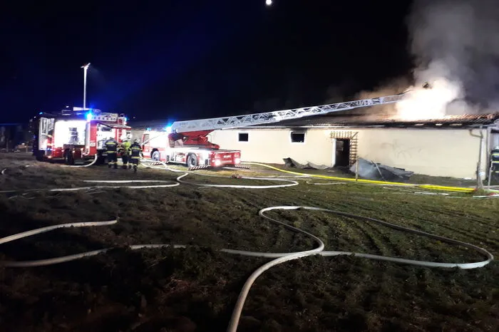 Nach stundenlangen Löscharbeiten gelang es den Einsatzkräften den Brand einzudämmen und nach Glutnestern im Gebäude und unter der Dachkonstruktion zu suchen.