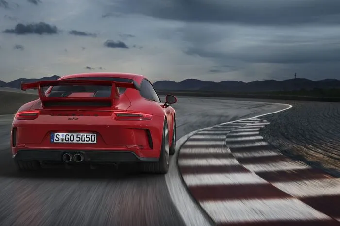 Beeindruckend, und auch das von den 911-R-Verfechtern so gerne zitierte Sechsgang-Schaltgetriebe kommt optional beim neuen GT 3 wieder zur Anwendung. Damit sprintet der Hochleistungs-911 in 3,9 Sekunden von null auf 100 km/h und erreicht eine Höchstgeschwindigkeit von 320 km/h.