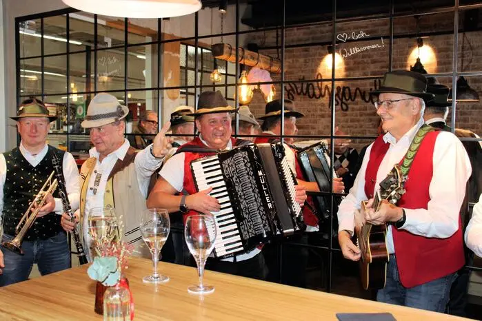 Auch dieses Jahr sind die Musiker den ganzen Tag unterwegs und überbringen die besten Wünsche für das kommende Jahr an die Wirtsleute und Gäste. 