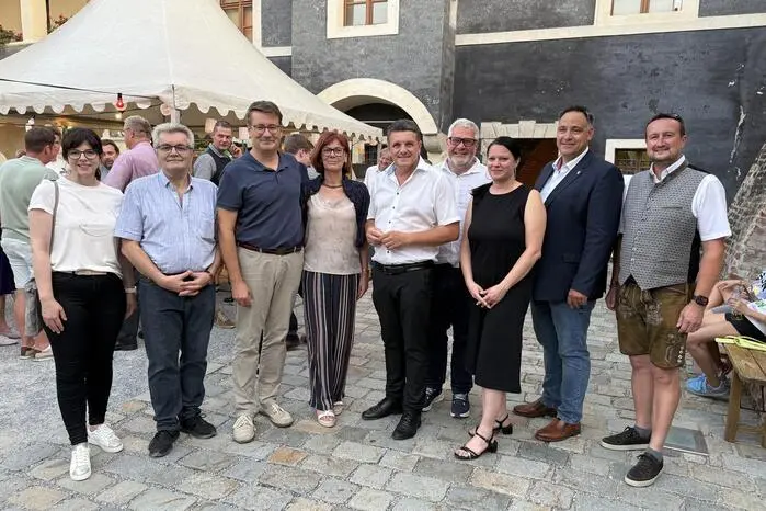 Stadtparteiobmann Christian Schandor begrüßte an diesem lauen Sommerabend Bürgermeister Franz Jost, Vizebürgermeister Roland Gogg, FPÖ-Nationalrätin Andrea Schartel oder die beiden Bundesräte Herbert Kober und Thomas Karacsony. 