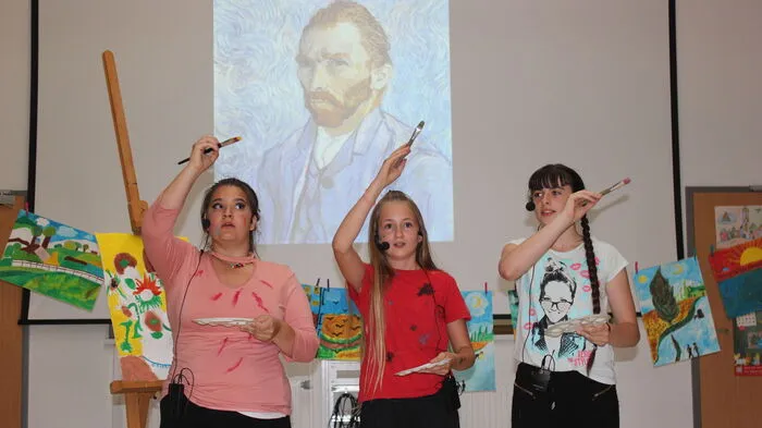 Im Rahmen des Wahlpflichtfachs "Malen - Musik - Theater", kurz "MaMuTh", haben sich Schülerinnen und Schüler der NMS Kalsdorf mit dem Maler Vincent van Gogh, dem Wissenschaftler Albert Einstein und dem Musiker Michael Jackson befasst.