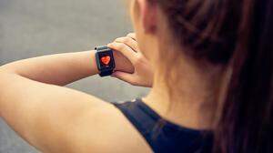 Smartwatches und Schrittzähler können einen Überblick über das tägliche Bewegungsausmaß liefern.