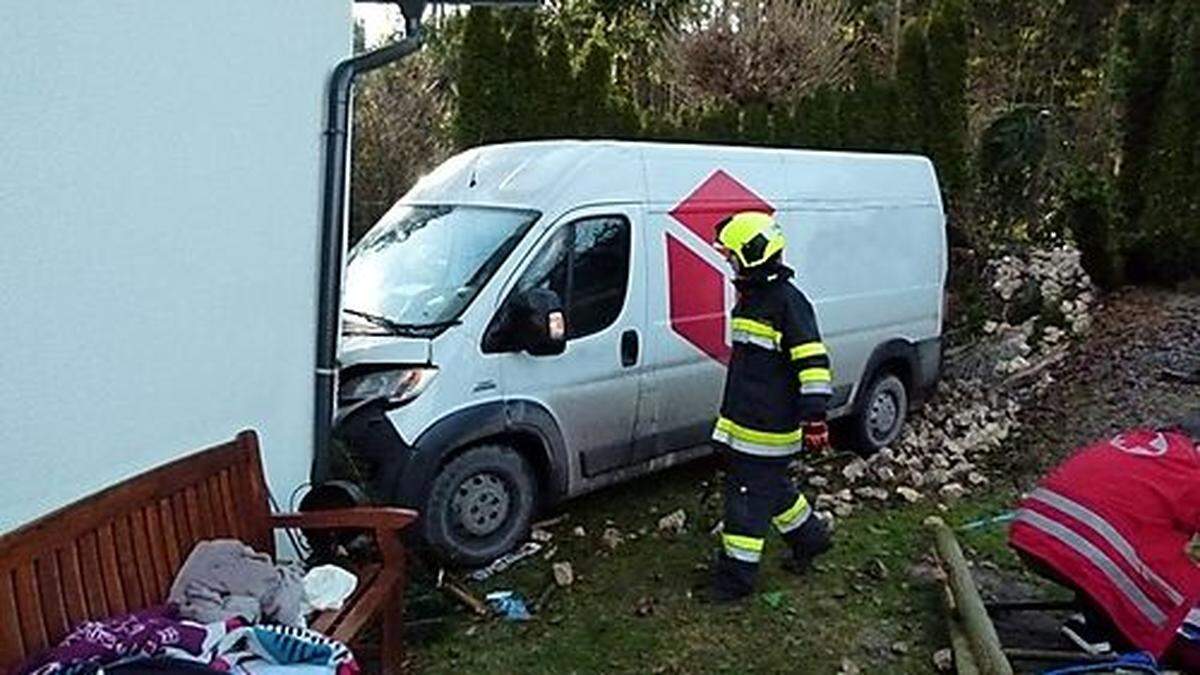 Ein Paketzusteller prallte in Stallhofen mit seinem Transporter gegen eine Hausmauer