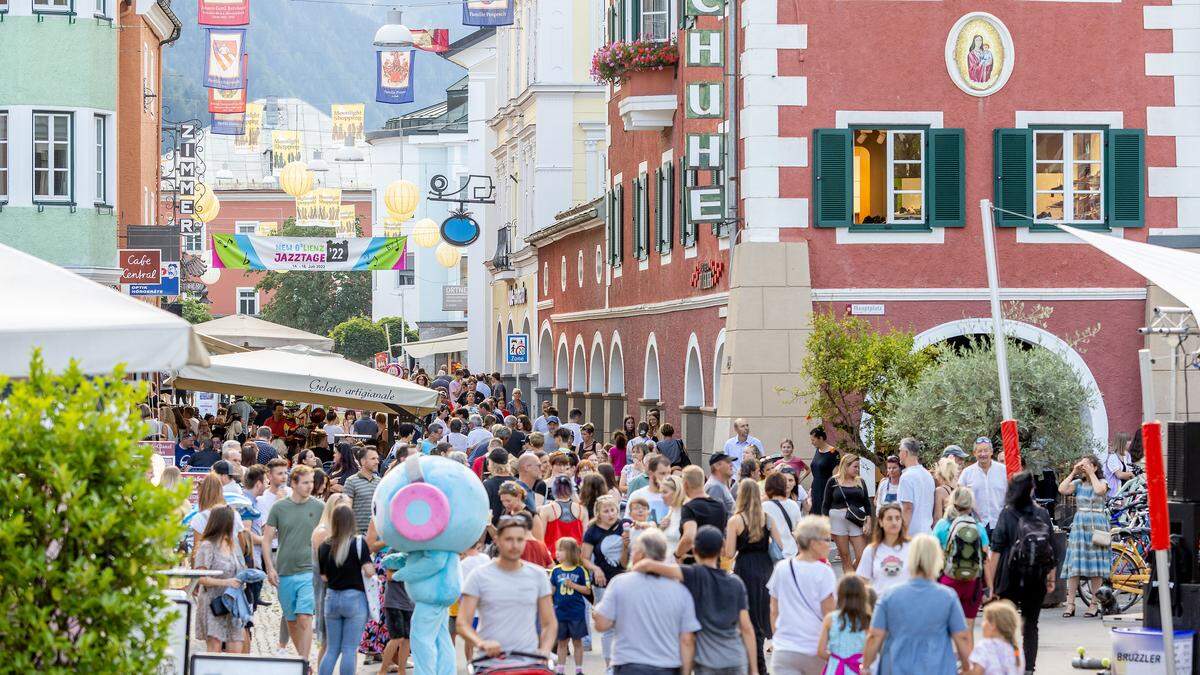 Die Stadt war beim Moonlight-Shopping voll mit Menschen 