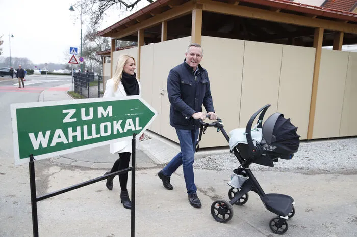 FPÖ-Spitzenkandidat Mario Kunasek hat in Gössendorf in Graz-Umgebung seine Stimme abgegeben - dabei ist der steirische Chef der Freiheitlichen seit einigen Wochen Grazer. Er zog mit Frau Sabrina und Sohn Theo in ein neu gebautes Haus. Zum Stichtag war Kunasek allerdings noch in Gössendorf gemeldet.
