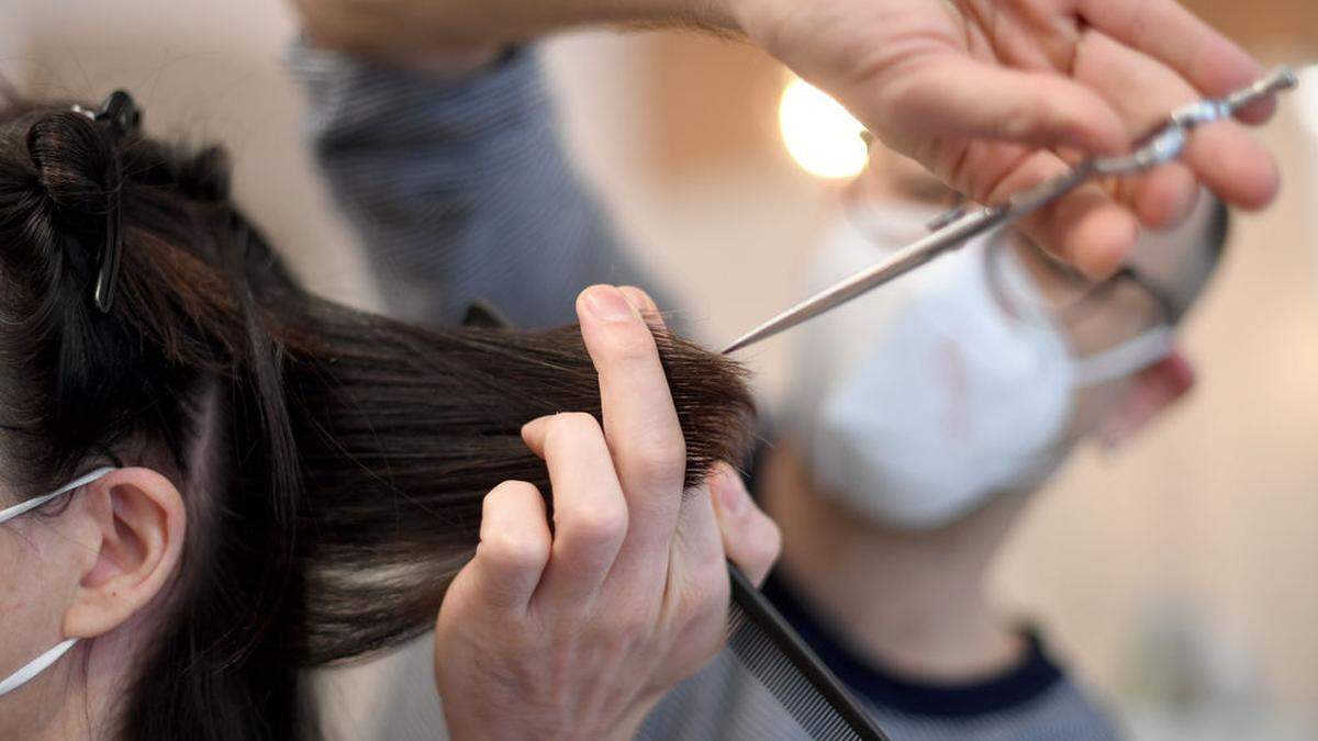 Bei den Kärntner Friseuren liefen bereits in den vergangenen Tagen die Telefone heiß. Jeder wollte vor dem Fest einen Termin ergattern...