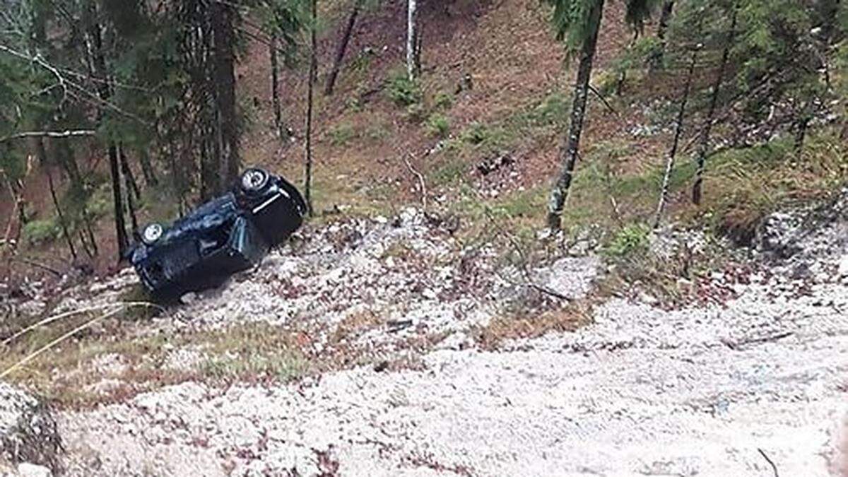 Der Pkw ist in einem steilen Waldstück abgestürzt