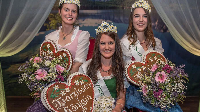 Brigitte Maier (Mitte) ist die neue Königin, Lisa Streußnig (links) und Maria Benischek (rechts) sind die Prinzessinnen