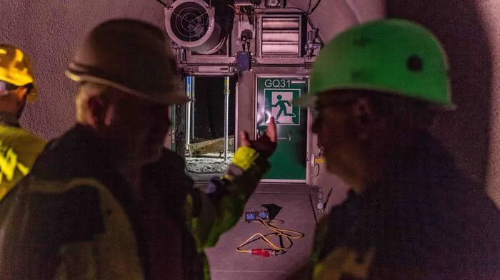 Durch diese Querstollen haben sich die Autofahrer beim Brand in die alte Tunnelröhre gerettet.