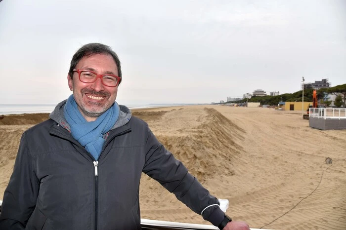 Martin Manera, Präsident des Verbands der Beherbergungsbertriebe "Lignano Holidays" auf der Terrazza Mare in Ligano Sabbiadoro mit Blickrichtung Westen. 