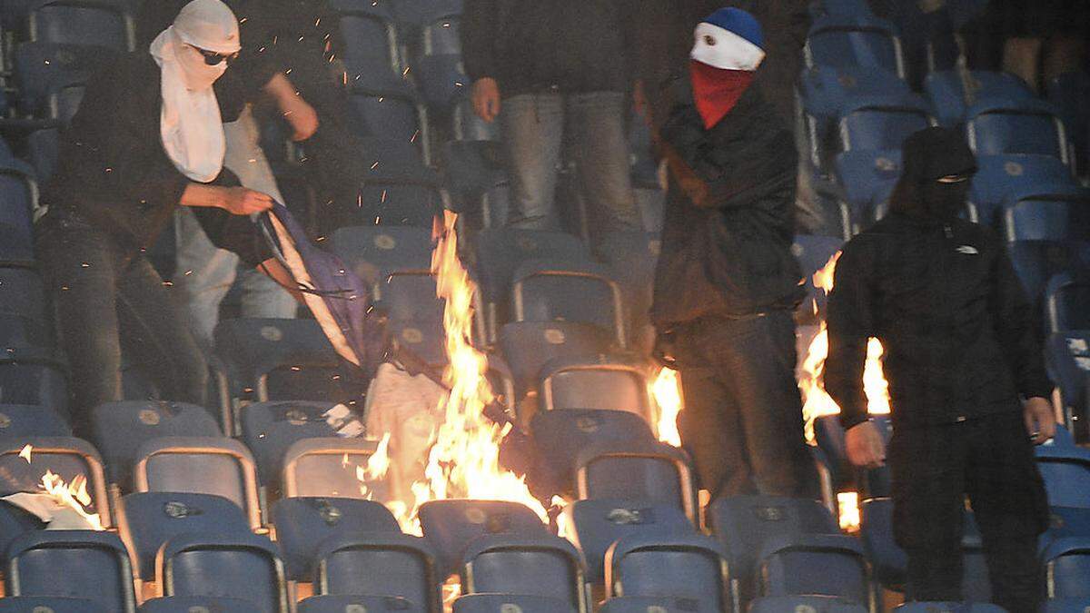 Rostock-Ultras verbrannten Hertha-Fahnen