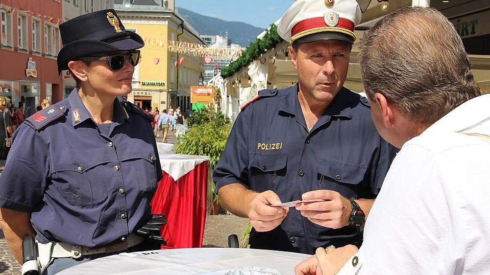 Gemeinsam im Einsatz: Italienische Polizistin mit Kärntner Kollegen
