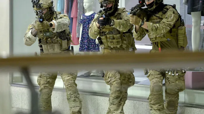 Terroristen stürmen ein Konzert in einem Einkaufszentrum in Wien, erschießen Besucher, nehmen Geiseln, in Panik rennen Menschen davon. Das war in der Nacht 11.4.2018 die Übungsannahme militärischer und polizeilicher Spezialeinsatzkräfte aus sechs Ländern in Simmering.