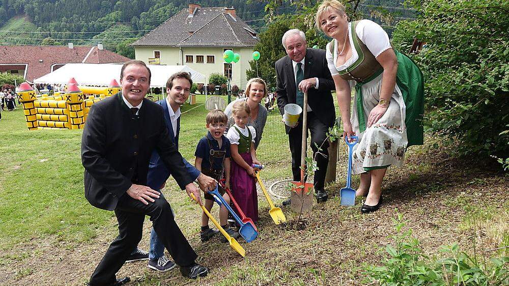 Bürgermeisterin Eva Schmidinger (r.) mit Landeshauptmann Hermann Schützenhöfer bei der Eröffnung des Kindergarten Mixnitz im Mai 2018 