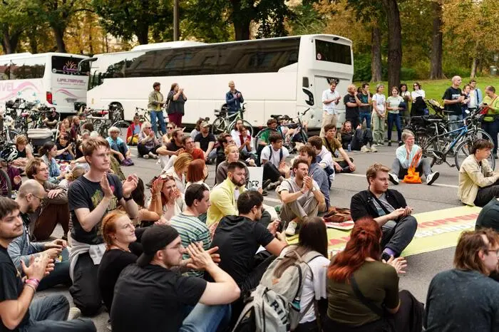 Rund 300 Personen - nach APA-Zählung - marschierten dort gegen 14.30 Uhr vom Lendplatz ab. Die Demoroute führte sie über die Keplerbrücke, die Wickenburggasse und das Glacis entlang des Stadtparks über den Opernring bis zur Franz Graf-Allee bei der Oper, wo bis 17.00 Uhr die Schlusskundgebung stattfand.