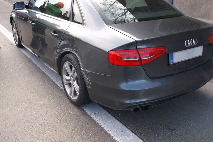 Das zweite vom Lkw gestreifte Auto.
