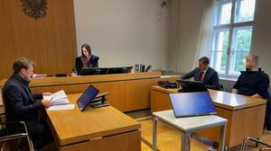 Einig, dass man sich nicht einig ist: die Anwälte Robert Oberlerchner (links) und Benjamin Dellacher (2. von rechts) mit dem Rennfahrer und Richterin Laura Rausch