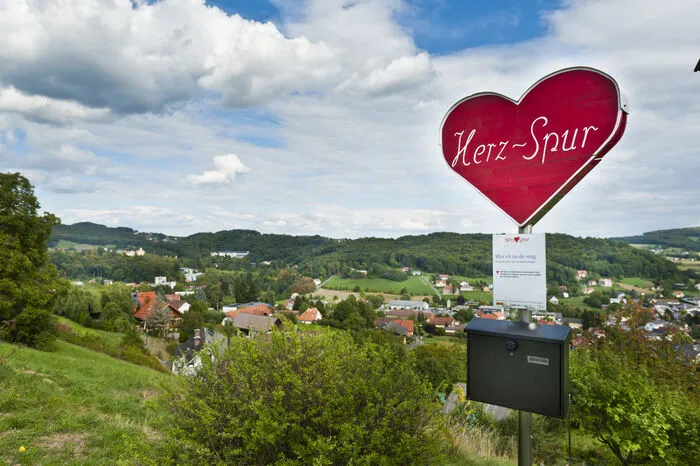Schwierigkeit: leichtStrecke: 8,4 kmDauer: 2 h 30 minDie Höhen und Tiefen einer Liebesbeziehung kann man auf der Herzspur in Bad Gleichenberg nachempfinden. Auf dem sinnlichen Wanderweg gibt es im Kurpark Doppelliegen zum Rasten oder einen Naschgarten voller Beeren. Auf einer Wippe kann man auch versuchen, die Liebe im Gleichgewicht zu halten.