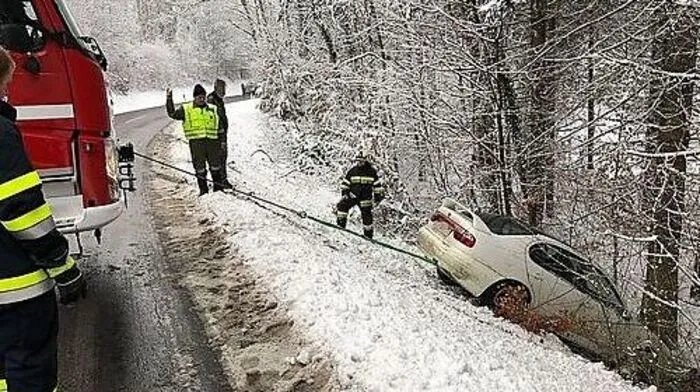 Junger Lenker krachte mit Auto in Wald Die Feuerwehr Sebersdorf musste Donnerstagfrüh binnen zwei Stunden drei Pkw bergen. Ein junger Lenker hatte nach einem Reifenplatzer Glück.