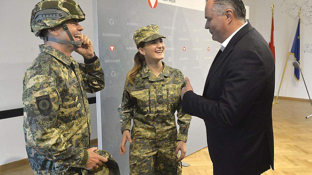 Minister Doskozil mit den Soldaten-Models