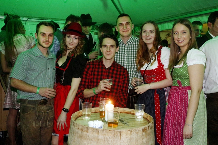 ...stand für pfiffige Tracht, tausende Rosen und beste Unterhaltung.