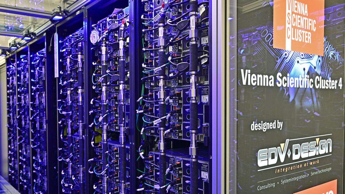 Der &quot;Vienna Scientific Cluster 4&quot; (VSC-4) ist mit einer Rechenleistung von 2,7 Petaflops viermal so leistungsstark wie das Vorgängermodell VSC-3