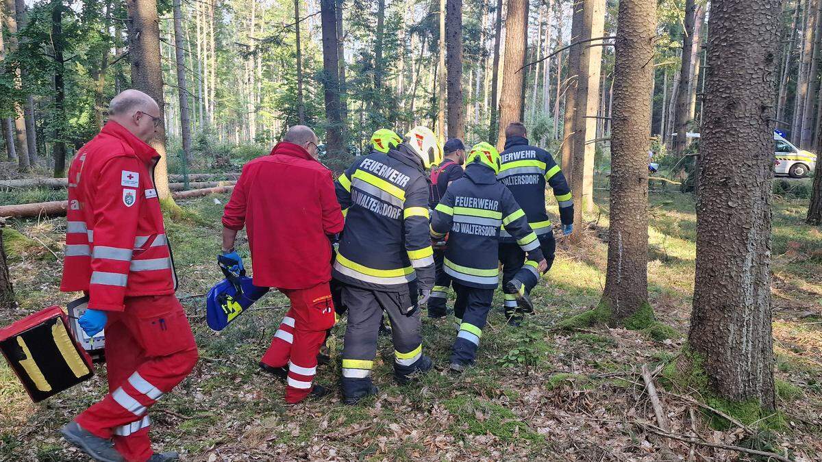 Mittels Trage musste der Verletzte abtransportiert werden