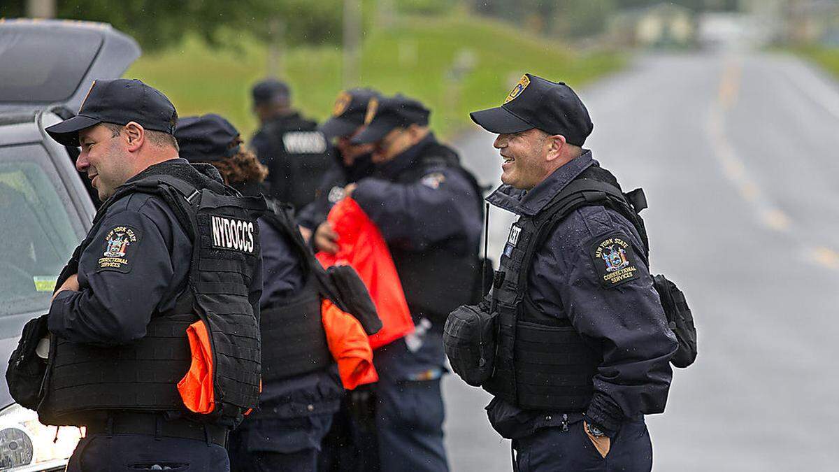 Zufriedene Polizisten nach langer Suche 