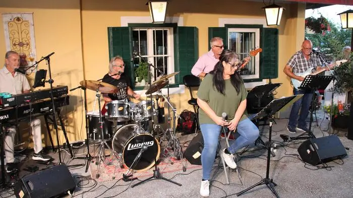 Nach der fulminanten Premiere mit der Gruppe Aniada a Noar in der Vorwoche begeisterten die Musiker Werner Blumauer, Johann Schneider, Kurt Nitsch, Werner Zagler und die Sängerin Nina Traussnigg unter dem Namen Rockconfusion die Besucher im idyllischen Gastgarten des Schilcherhofes in Ligist. 