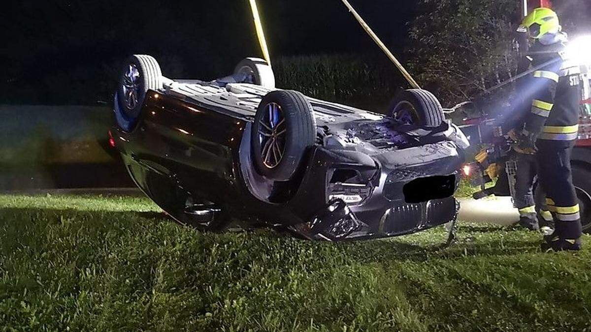 Der Unfallwagen wurde mit einem Kran geborgen