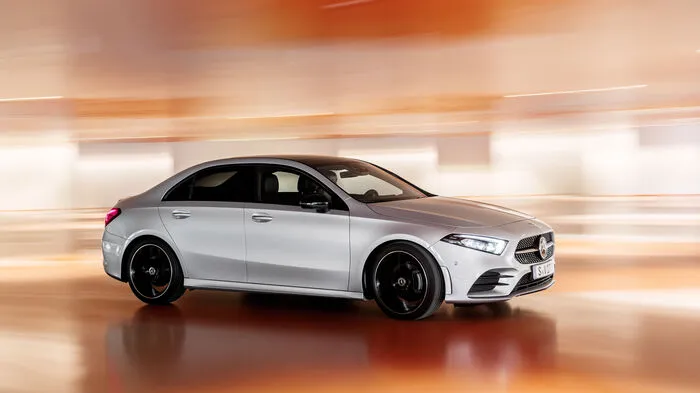 Mercdes hat das Tuch von der neuen A-Klasse Limousine gezogen. Die Erweiterung um den Babybenz mit Stufenheck erscheint nur logisch: Hat Mercedes mit C-, E- und S-Klasse doch eine gewisse Tradition in diesem Bereich vorzuweisen.