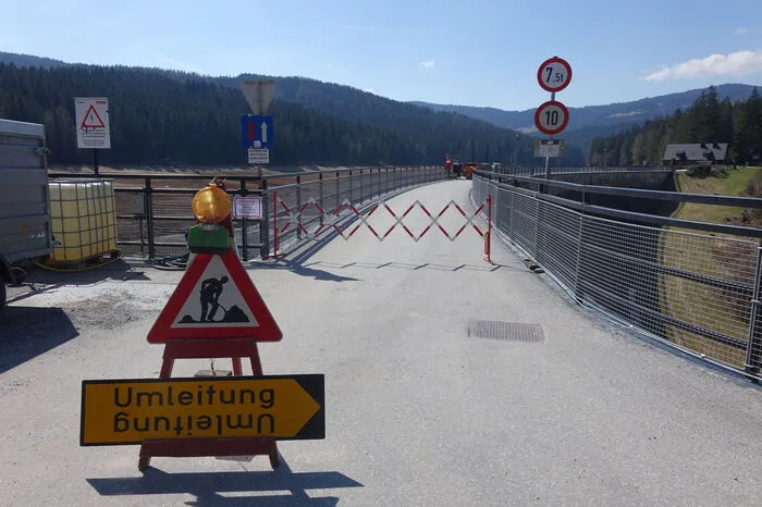 Während der Arbeiten ist die Straße, die über die Krone der Staumauer führt, gesperrt.