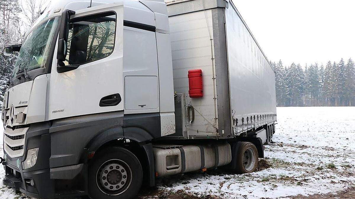 Der Lkw-Lenker wollte das Fahrzeug auf einer Gemeindestraße wenden