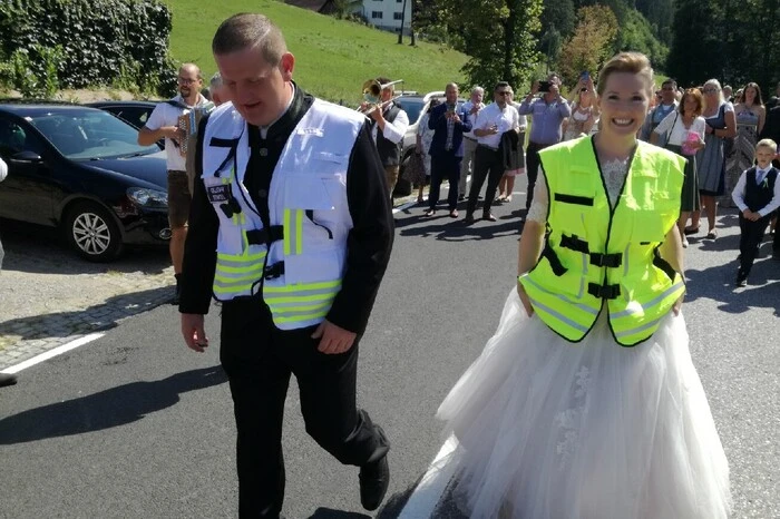 Das Brautpaar: Martin Stampler und Monika Paulitsch. Gemeinsam mit Rene Suppan leitet das Paar die Ortsfeuerwehrjugend in Stiwoll. Stampler ist im Bereichsfeuerwehrverband Graz-Umgebung als Jugendbeauftragter für die Feuerwehren des Abschnitts 6 zuständig.