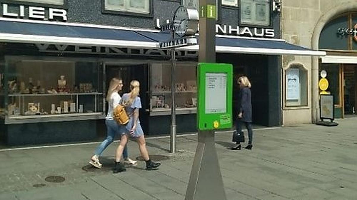 Frisch installiert: E-Paper auf dem Hauptplatz