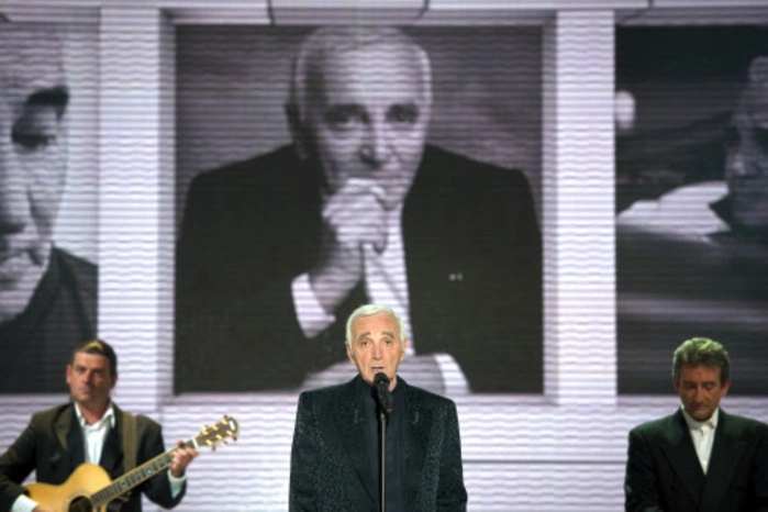 Geboren wurde Aznavour am 22. Mai 1924 in Paris im Quartier Latin. Schon als Neunjähriger sang er im Restaurant seiner armenischen Eltern, die vor den Gräueltaten in ihrer Heimat geflohen waren.