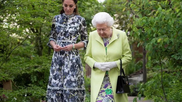 Gartenfans unter sich: Herzogin Kate führt Queen Elizabeth II: durch den von ihr gestalteten Garten.