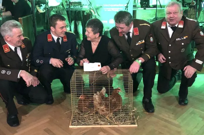 Die Partnerfeuerwehr Gussendorf aus der Steiermark löste ihren gewonnen Preis ein: zwei Hennen, gespendet von Franz Ziery.