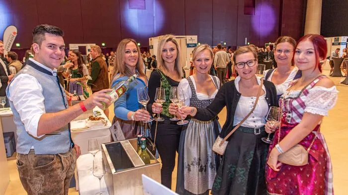Ein Prost auf den Jahrgang 2022. Traditionell am Mittwoch vor Martini hat der Junker seinen großen Auftritt.