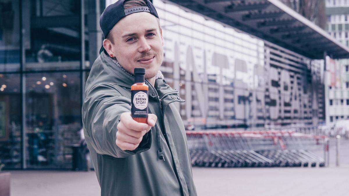 Der Klagenfurter Thomas Hlatky mit seiner neuen Chilli-Sauce &quot;Brennstoff No. 91&quot;