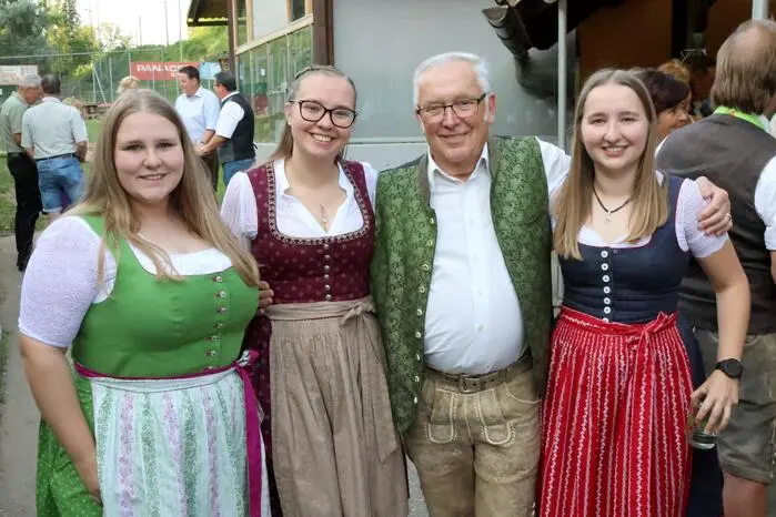 Neben dem Veranstalter (Leitung: Herbert Eberhart) wirkten am Samstagnachmittag weiters der Kirchenchor St. Walburgen (Sonja Pliemitscher) sowie der Männergesangsverein (MGV) Zirbitzkogel/Mühlen (Florian Kogler) mit. Durch das abwechslungsreiche Programm führte Erika Schelander, für die Musik zeichnete „Hagizizi“ verantwortlich.