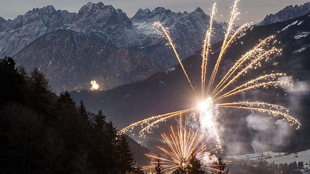 Feuerwerke wie dieses  darf es heute in Osttirol nicht geben. Dafür sorgte die Behörde wegen Waldbrandgefahr