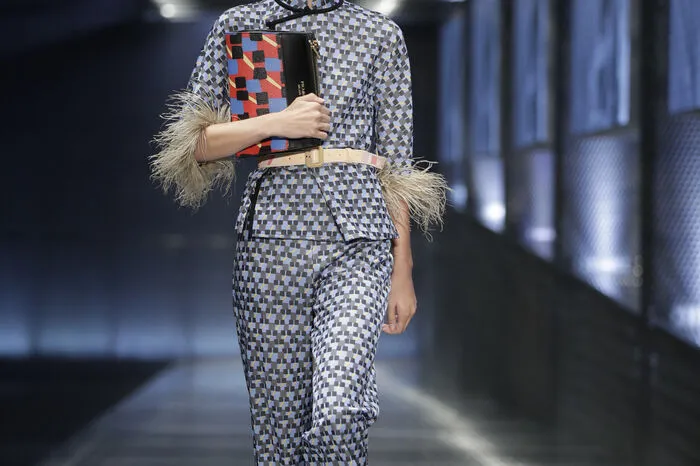 Federn in unterschiedlichen Farben zierten viele der neuen Prada-Outfits: die Säume der Kombinationen im Pyjama-Stil, den über der Bluse getragenen BH, die Schlitze der Röcke und selbst einige Schuhe.