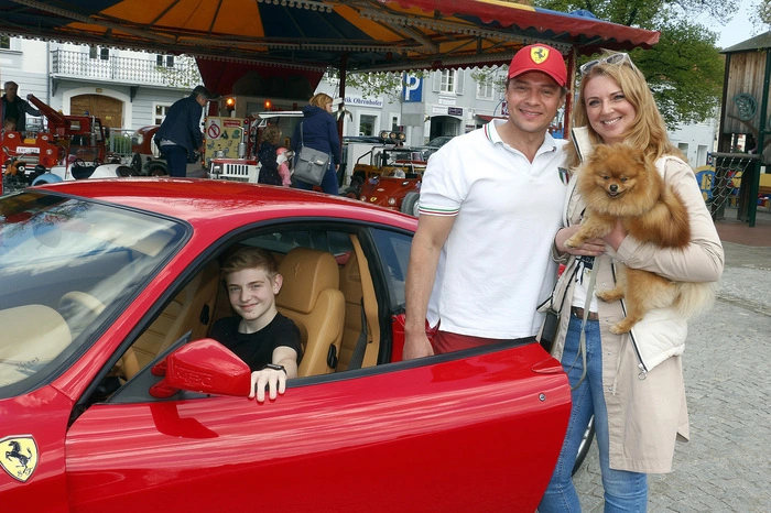 ...rollten auf den Hauptplatz "Für einen guten Zweck" ein.
