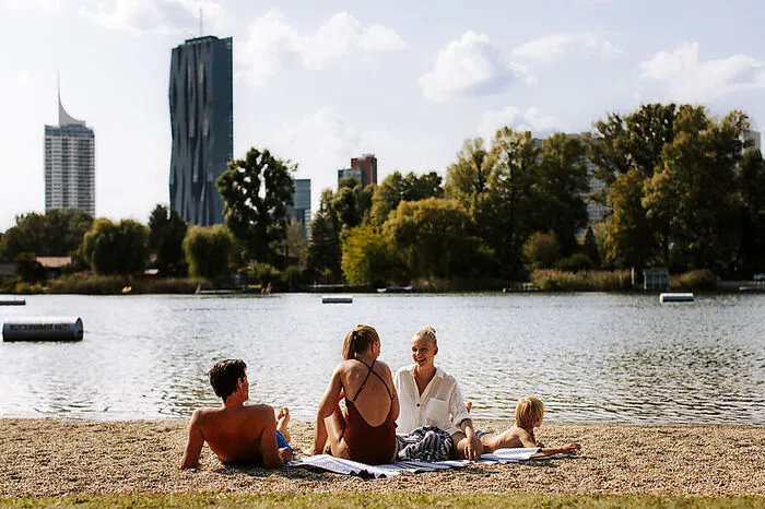 Das Kaiserwasser ist nicht nur bei Kaiserwetter ein Tipp: In unmittelbarer Nähe der Donau City kann man lauschig an einem Seitenarm der Alten Donau baden, sich sonnen oder zum Picknicken verabreden. Wen das Aufs-Wasser-Schauen hungrig macht, der kehre bei der Alten Kaisermühle ein – auf Backhendlsalat, Spareribs oder Marilleneiskrapfen. Die Bundeshauptstadt geizt auch nicht mit anderen Wildbadeplätzen: Mühlwasser, Schillerwasser, Obere Lobau, Dechant oder Panozzalacke – die ist besondersfamilientauglich.