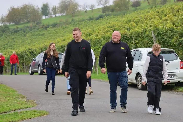 Den rund zwei Kilometer langen Genussrundweg nahmen auch zahlreiche Besucherinnen und Besucher in Angriff
