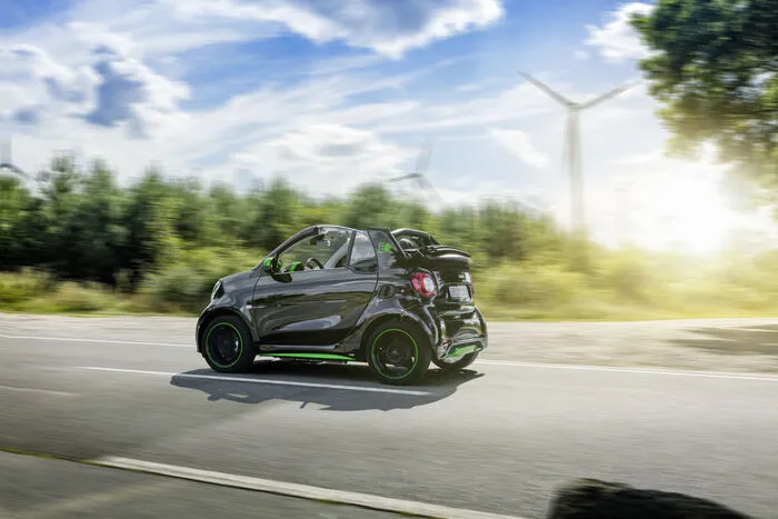 Smart ist künftig der weltweit einzige Autohersteller, der seine ganze Modellpalette sowohl mit Verbrennungsmotoren als auch voll batterieelektrisch anbietet. Das klingt toll, ist es auch, aber man muss natürlich dazusagen, dass die Tochterfirma von Mercedes auch nur zwei Modelle in der Palette hat. Und zwar den zweisitzigen Smartfortwo – verlötet und als Cabrio – und den viertürigen wie -sitzigen Forfour. Erfahrung haben die Winzlinge als Stromer auch schon reichlich, schließlich ist es bereits die vierte Generation für eine reinelektrische Version des Stadtflitzers.