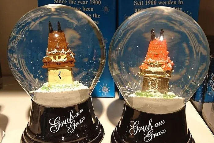 Egal wie das Wetter wird, man kann es auf den Uhrturm schneien lassen: Grazer Schneekugeln gibt es um 16,95€ beim Souvenirshop „Orange and Green“ in der Färbergasse.